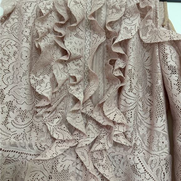 Bcbg long sleeve beige top , open shoulders size xs - Picture 3 of 6